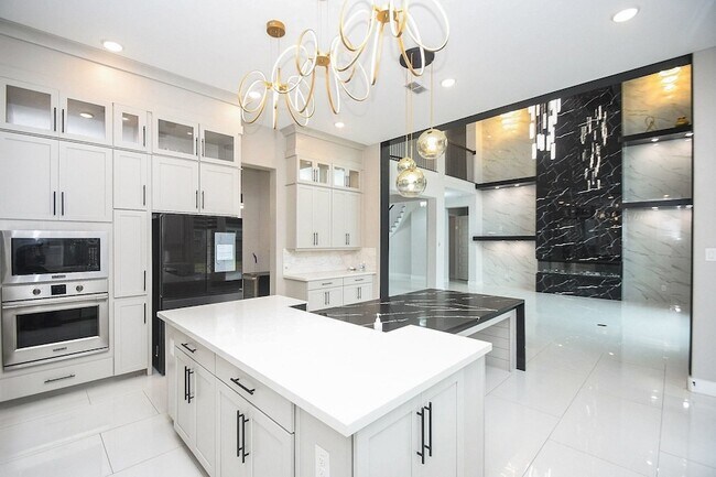 Building Photo - 10014 Oakwood Trl