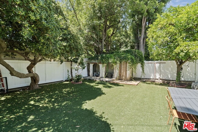 Building Photo - 11038 Blix St