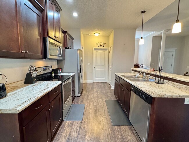 Building Photo - MOVE-IN READY [PET FRIENDLY]