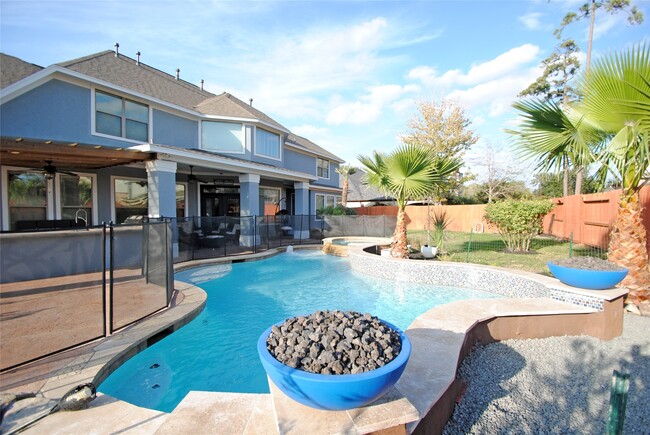 Building Photo - 15823 Medina Lake Ln