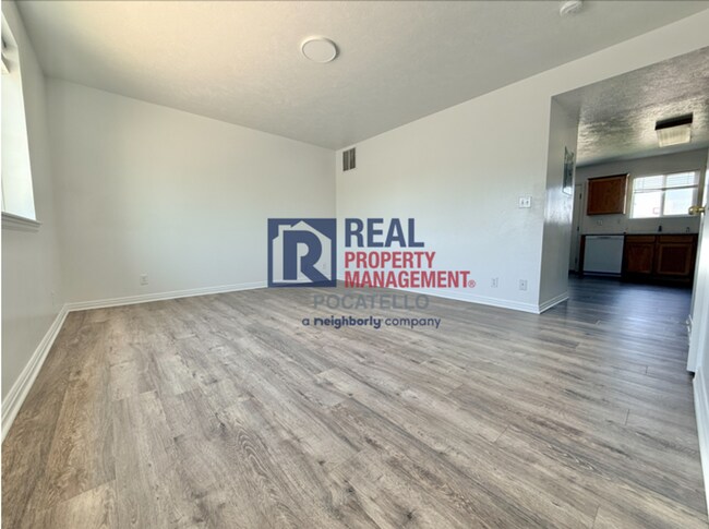 Building Photo - 3 Bedroom 1.5 Bath Apartment - 1 car garage