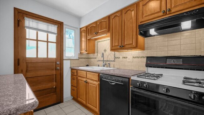 Building Photo - 1810 Northwest Ct