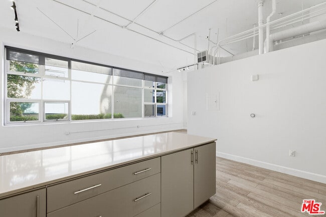 Building Photo - 1130 Flower St