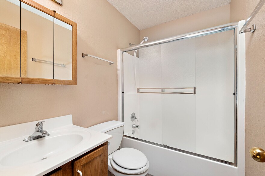 Building Photo - 937 Goldfinch Ln