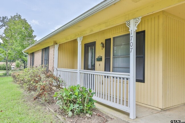Building Photo - 1707 Sampson Dr