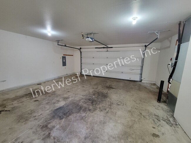 Building Photo - Tigard 3 Bd 2ba Ranch Style Home on Flag L...