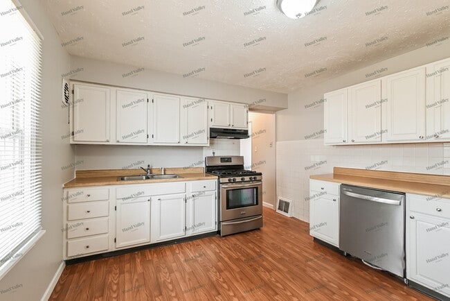 Building Photo - 335 De Smet Dr