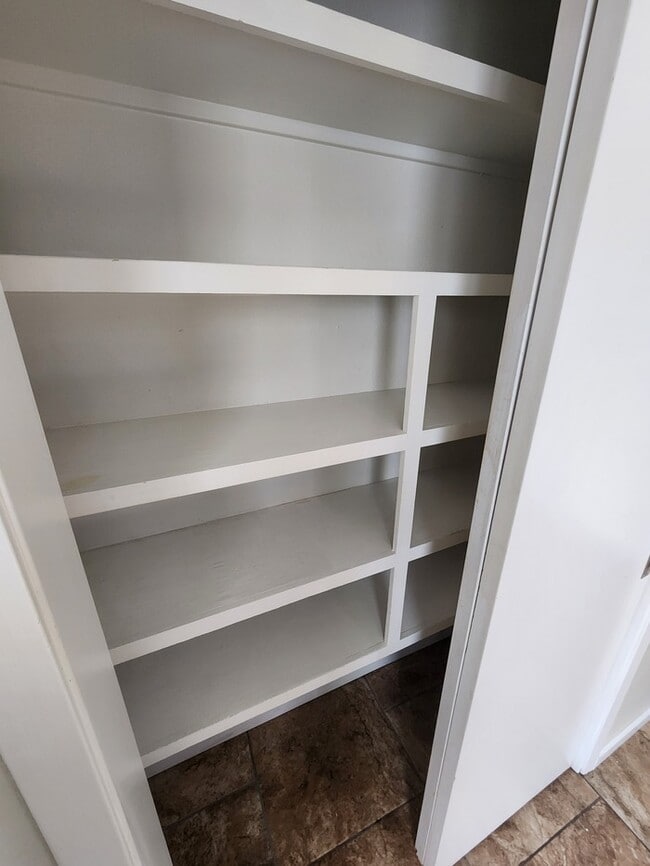 Building Photo - 4 bed 2 1/2 bath home, 2 car garage!