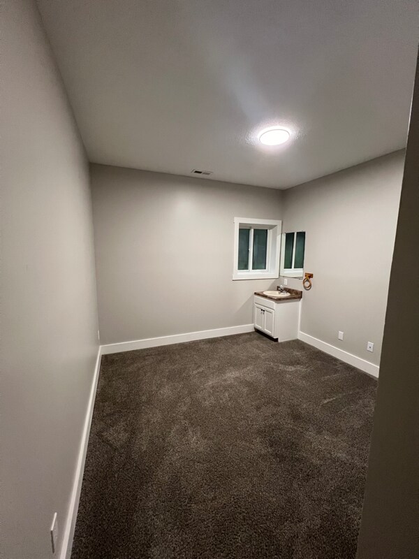 Building Photo - 704 W 15th St