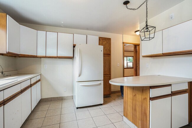 Building Photo - 3 Bedroom, 2 Bath Home in Grand Rapids! Available Now- Includes Washer and Dryer!