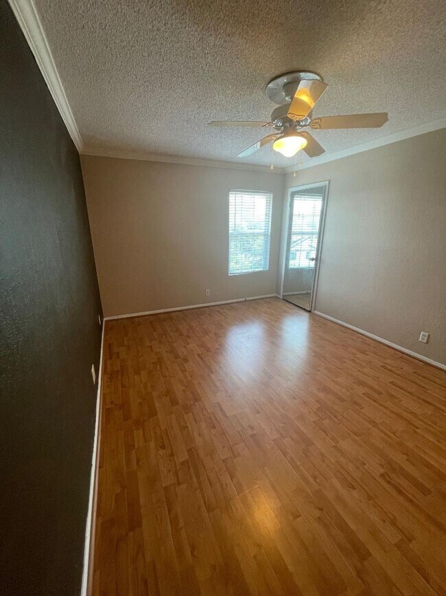 Building Photo - 910 Duncan Ln