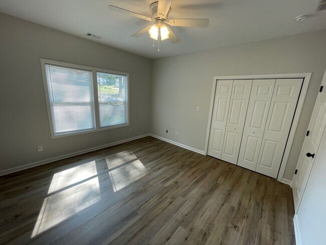 Building Photo - 5 Bed Home Available August 2026!