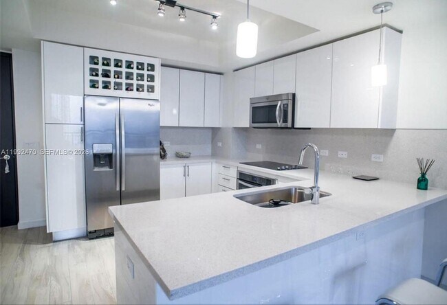 Building Photo - 999 SW 1st Ave