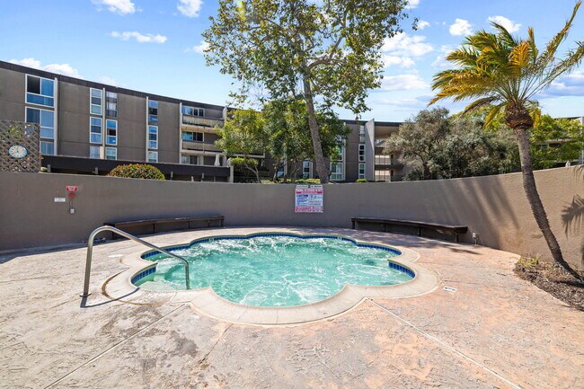 Building Photo - 3050 Rue D’Orleans