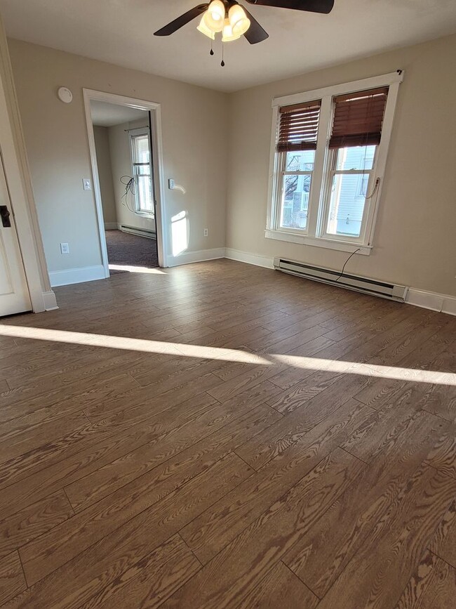 Building Photo - 984 W Main St