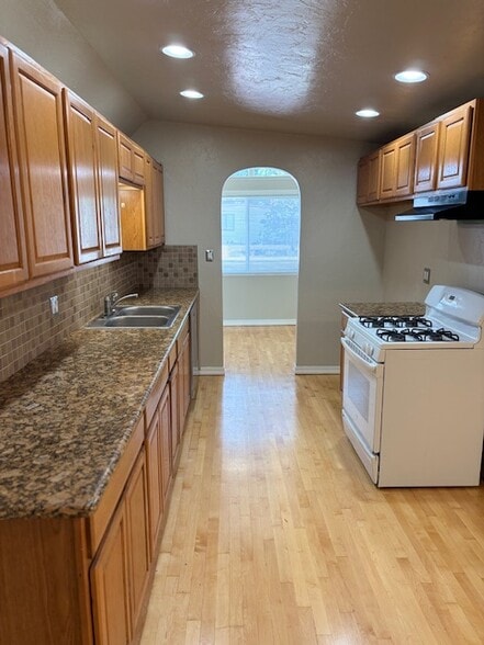 Building Photo - 2528 Rose Way