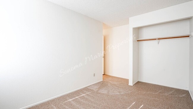 Building Photo - Lovely 3 Bedroom Townhouse ~ Water Included