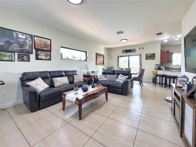 Building Photo - 1053 SW 29th Ct