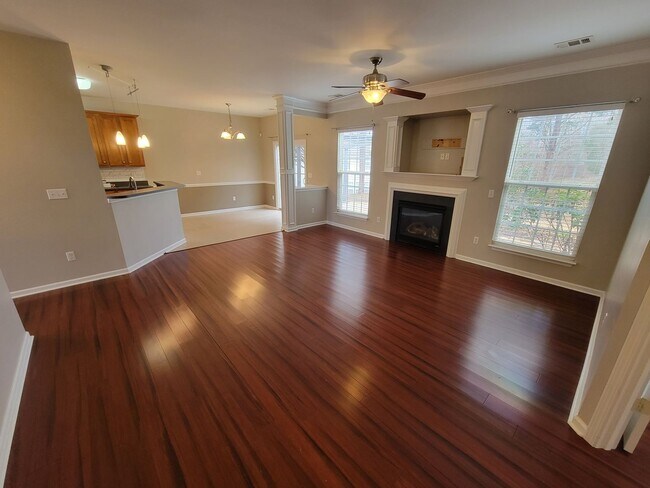 Building Photo - 4 Bedroom, 2.5 Bath Home Available in Hammett Grove Neighborhood