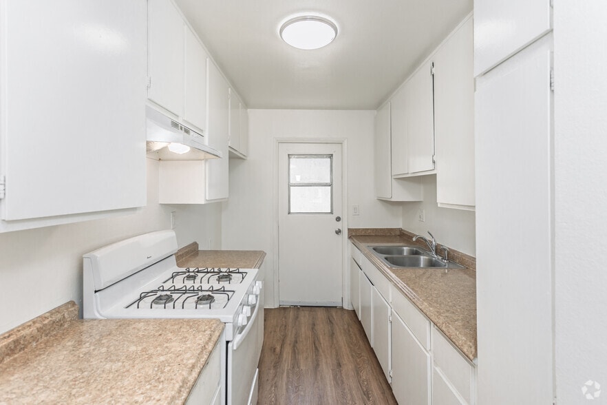 2BR, 2BA - 1,000SF -Kitchen - 1375 Temple