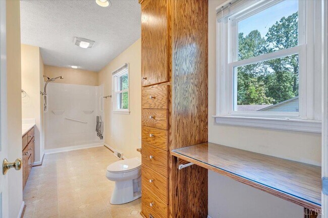 Building Photo - 405 Oakland Cir