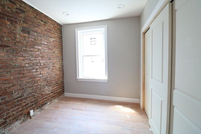 Building Photo - 422 Hanover St