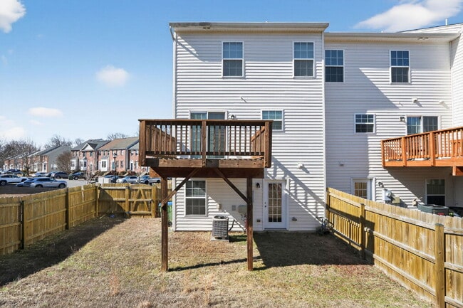 Building Photo - Welcome to a gorgeous end unit townhouse, located in the Heather Hills community.