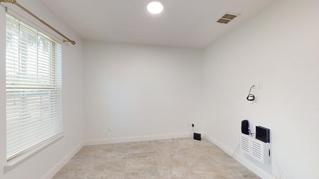 Building Photo - 6BR /5BA  LUXURY POOL HOME -  Fells Landing Subdivision- Minutes to Medical City! **1/2 OFF FIRST...