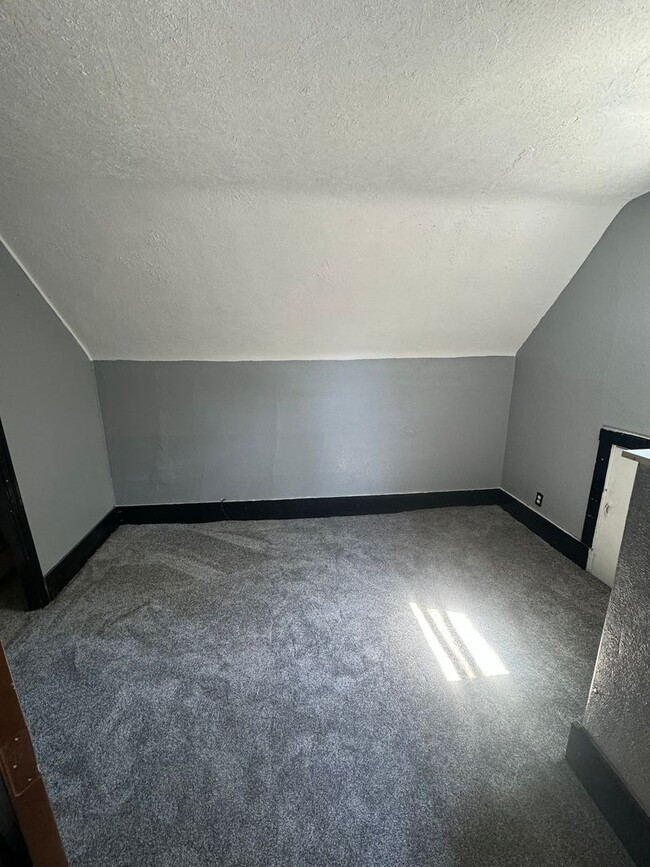 Building Photo - 4 Bedroom 1 Bathroom Just FULLY remodeled