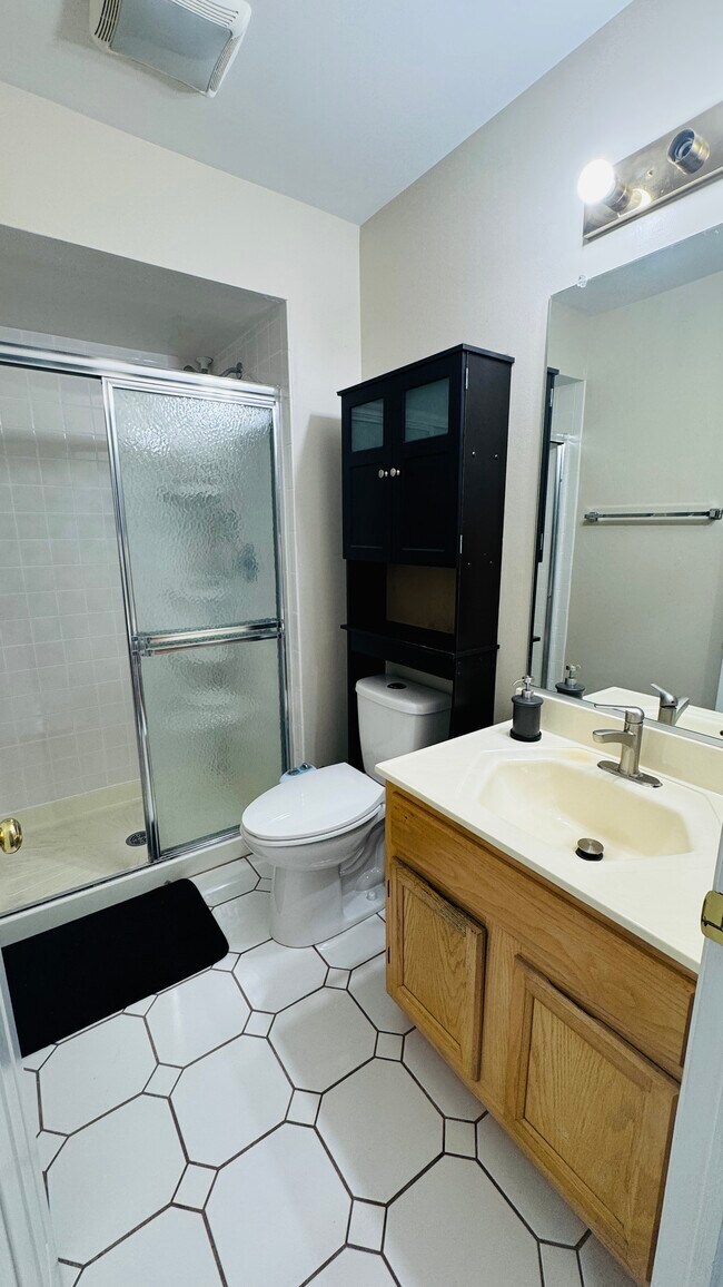 Building Photo - 775 Hoover Dr