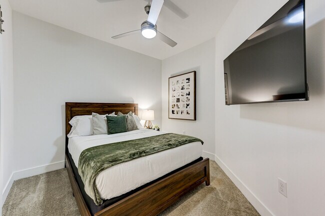 Building Photo - 975 Memorial Dr SE