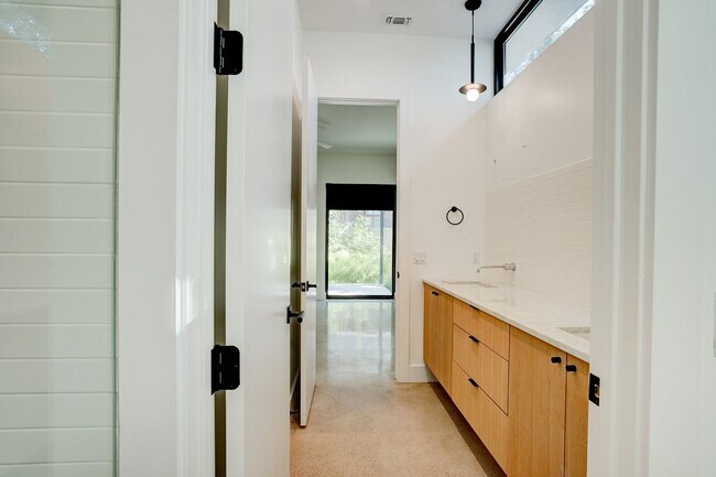 Building Photo - Spacious 3-Bedroom, 2.5-Bath Contemporary ...