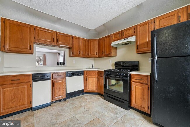 Building Photo - 8 Marsh Ct