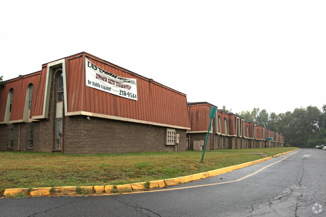 Primary Photo - Las Casitas Apartments