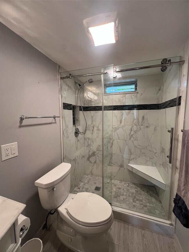 Building Photo - 2615 NE 3rd Ct