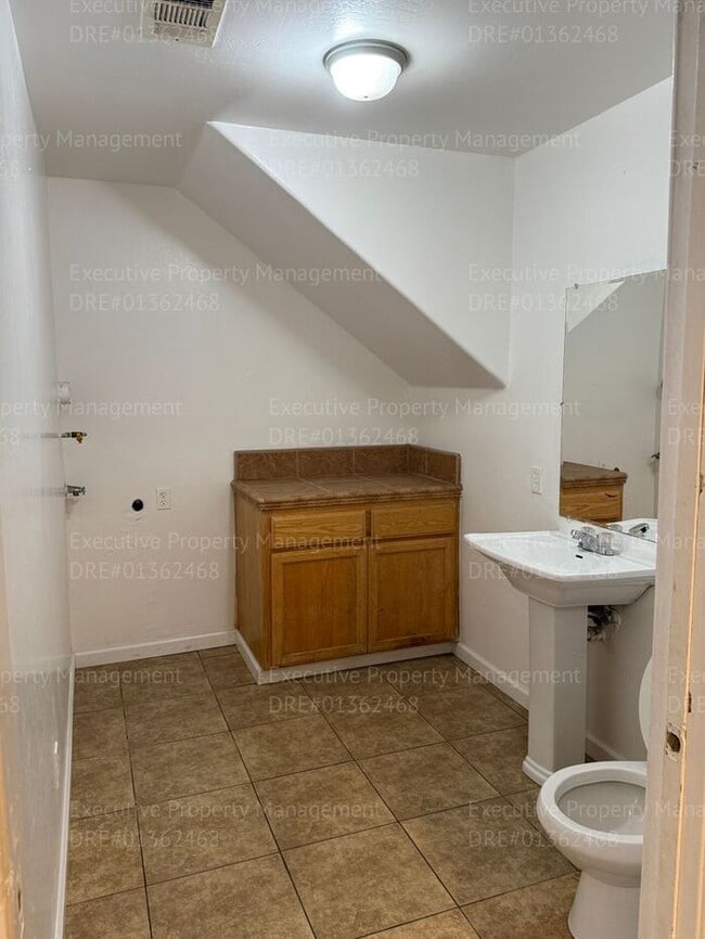 Building Photo - Spacious 3 bedroom, 2.5 bathroom townhome....