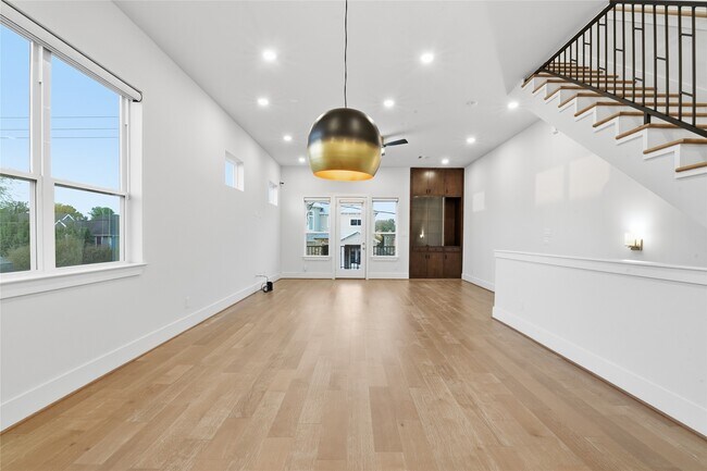 Building Photo - 1236 W 21st St