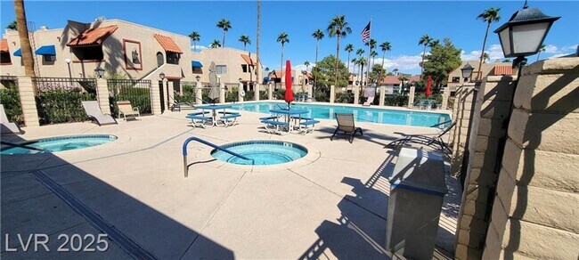 Building Photo - Inviting 2-Bedroom Condo with Pool, Spa & ...