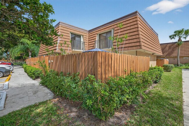 Building Photo - 2701 27th Ct