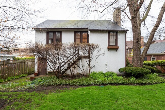 Primary Photo - 618 1/2 Sheridan Rd