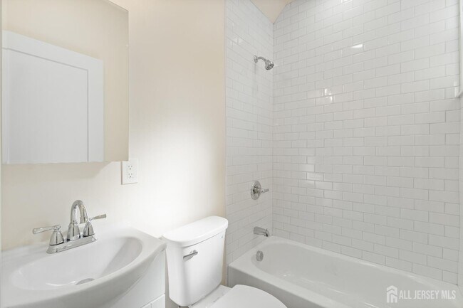 Building Photo - 826 George St