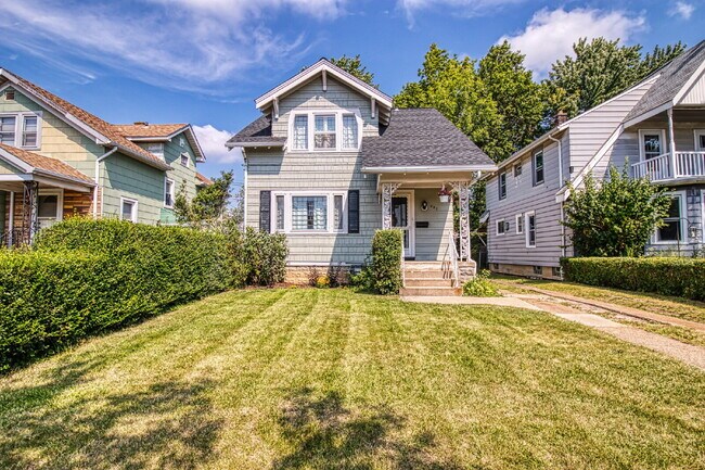 Building Photo - Furnished 4-Bedroom Single-Family Home in Kenmore