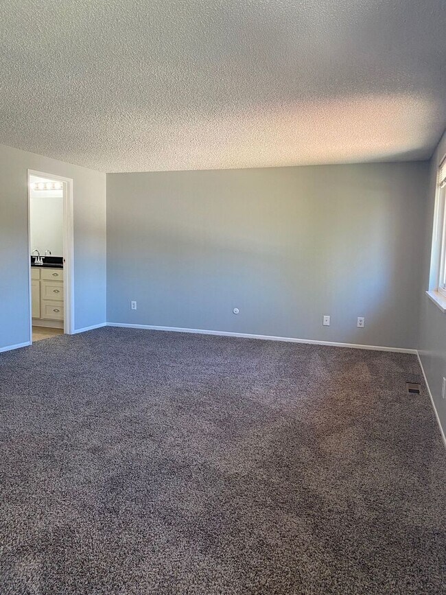 Building Photo - Amazing 3 Bed / 2.5 Bath Townhome in 1st V...