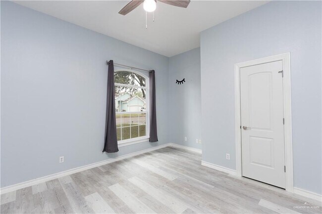 Building Photo - 17 S Excalibur St