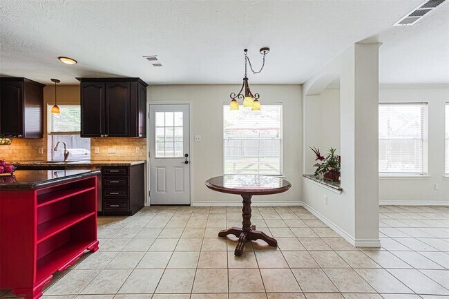 Building Photo - 17106 Summer Hollow Dr