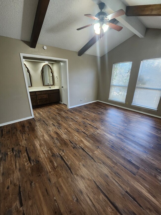 Building Photo - 3 bed 2 bath 2 car garage!