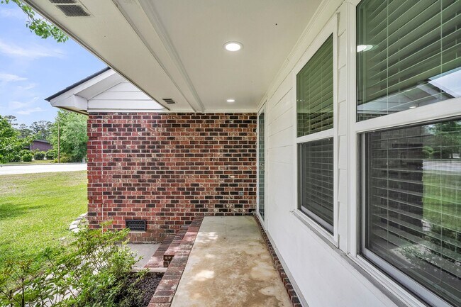 Building Photo - Comfortable Living with Modern Upgrades in Prime Goose Creek Location