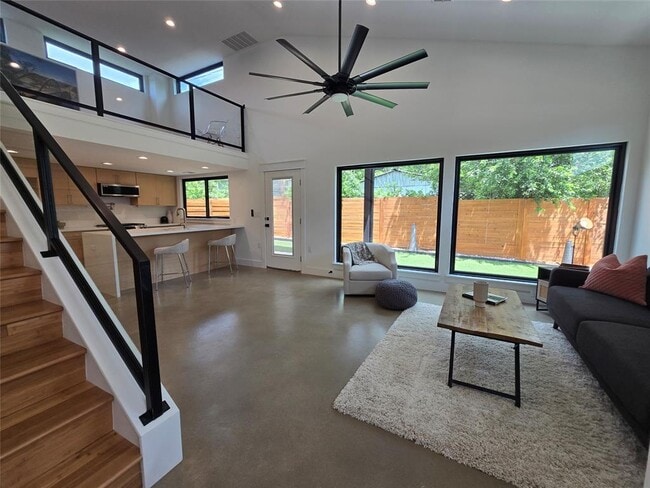 Building Photo - 1112 W N Loop Blvd