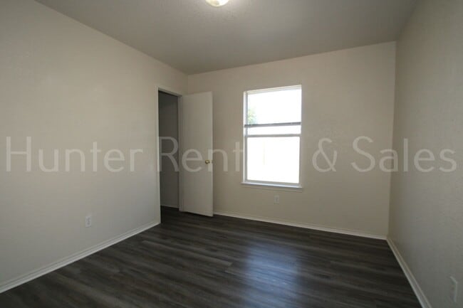 Building Photo - Spacious Duplex!