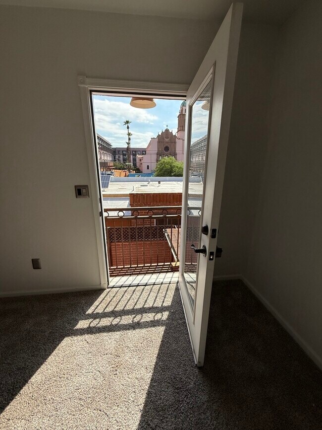 Building Photo - HOUSE FOR RENT